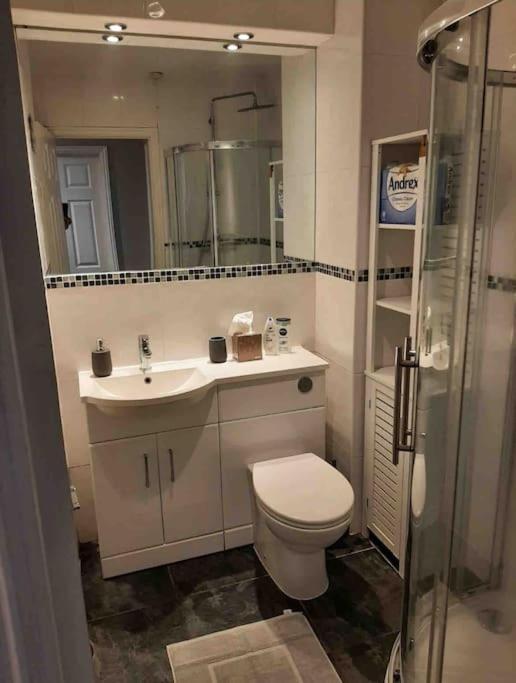 Modern Two Bed Flat In Canada Water Close To Transport Apartment London Exterior photo